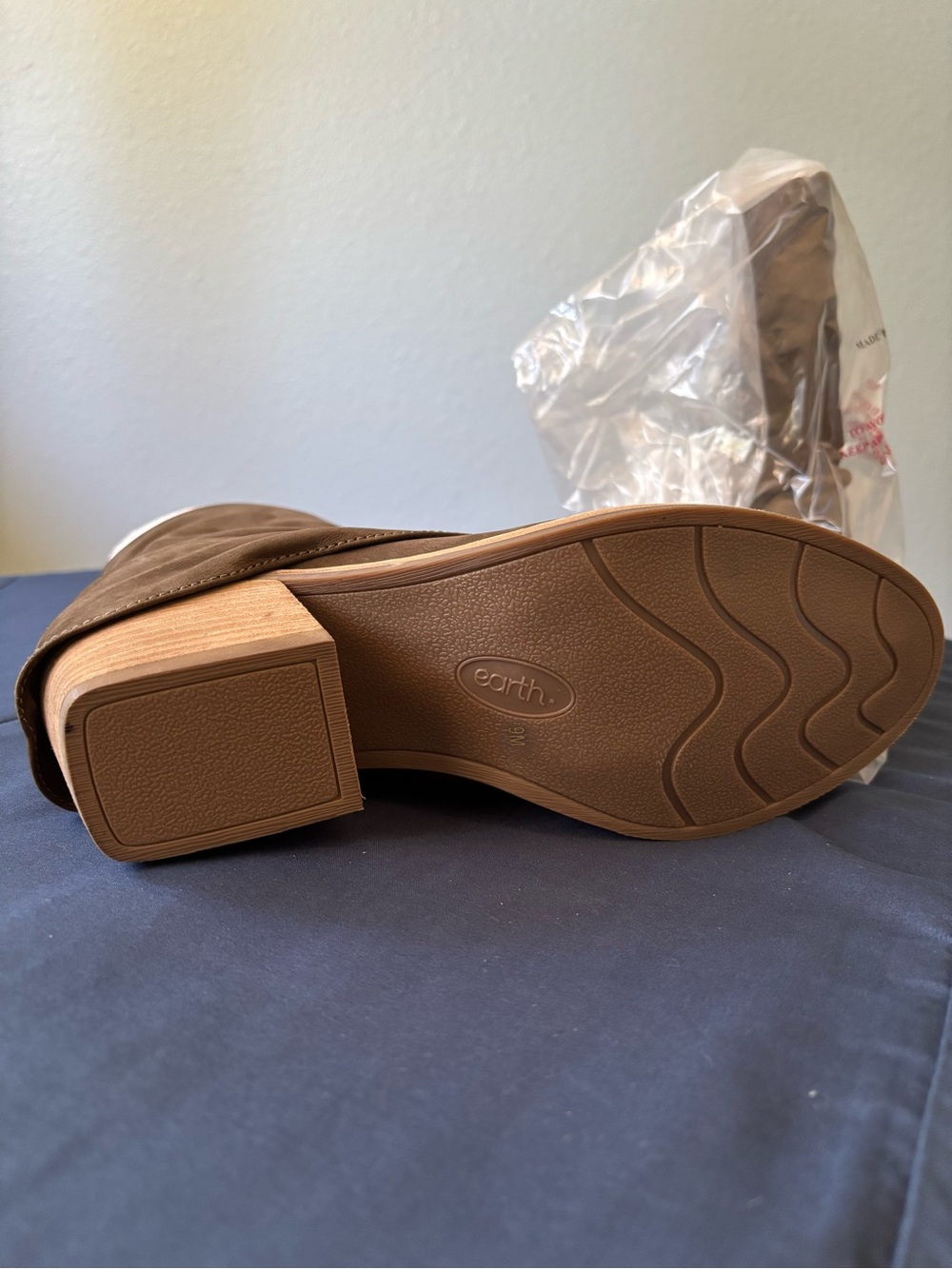 Earth Women's Brown Ankle Boots - Picture 4 of 6